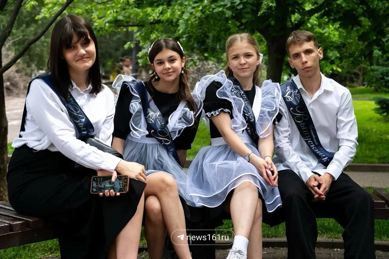 Школьники Ростова-на-Дону отметили последние звонки: вальс, фотографии на улицах города и короткая передышка перед ЕГЭ.