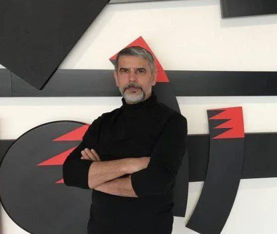 63-летний художник Виктор Кирман утверждает, что при повторных административных арестах его избивали, били током и имитировали утопление. По словам дочери, ему не предъявляли уголовных обвинений на протяжении более 80 дней.