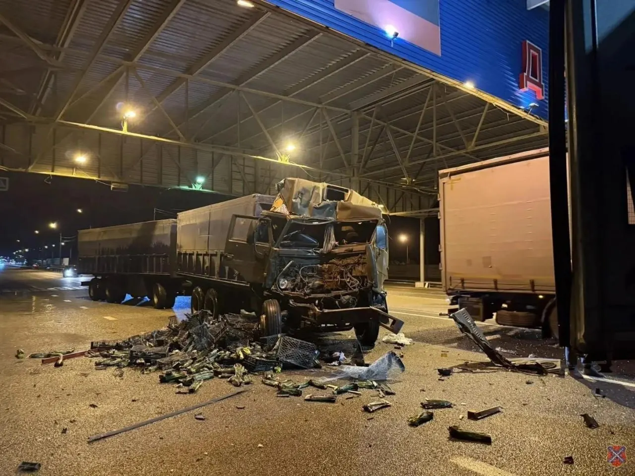 В Городищенском районе тяжелогруженый автопоезд не успел затормозить перед стационарным постом ДПС и столкнулся с грузовиком. Водитель КамАЗа доставлен в больницу, обстоятельства аварии выясняют.
