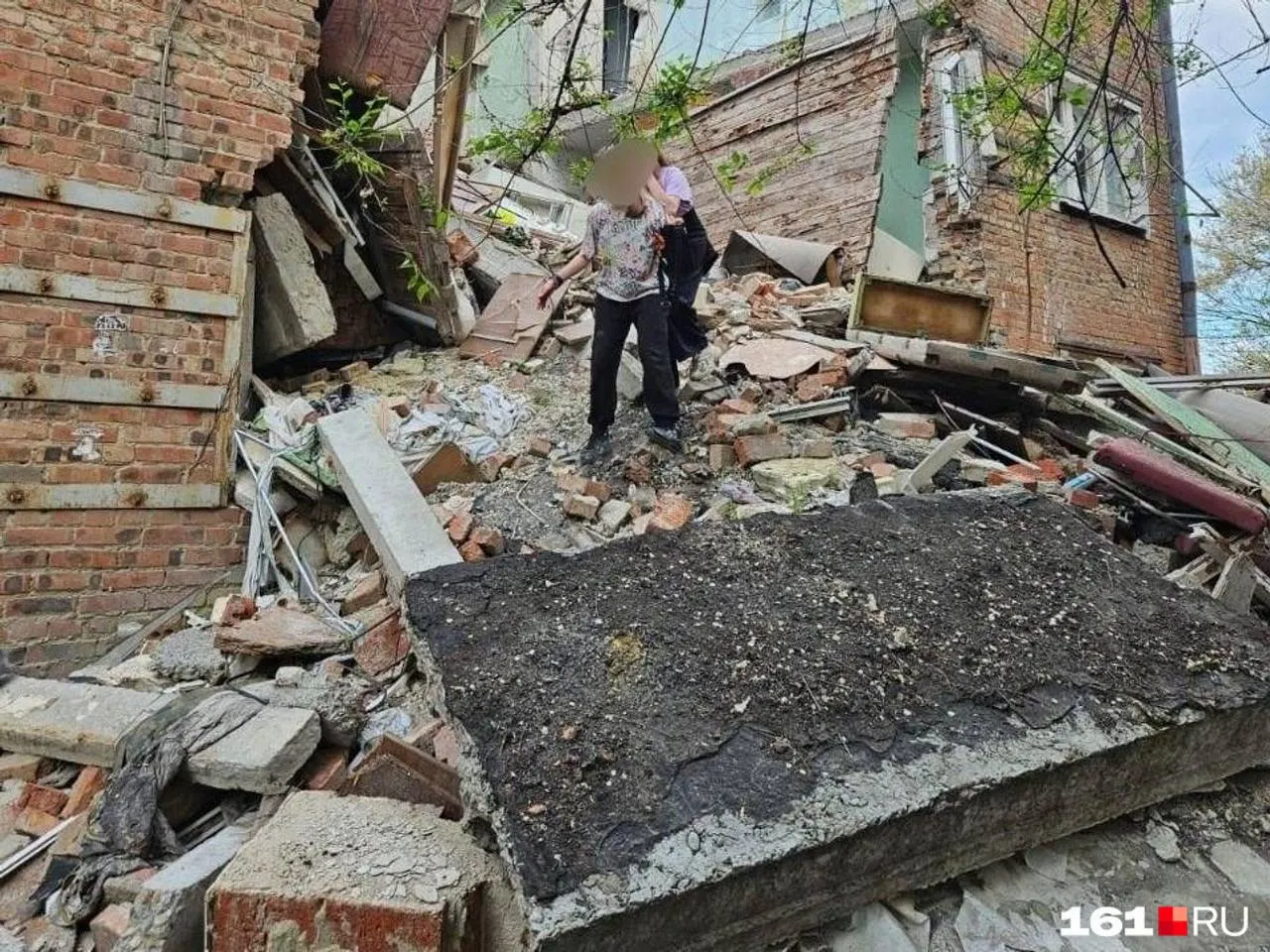 Полуразрушенный дом на Нариманова, 72/3 оставлен без охраны: туда проникают мародёры и дети. Жильцы опасаются, что здание может рухнуть из‑за халатности ответственных.