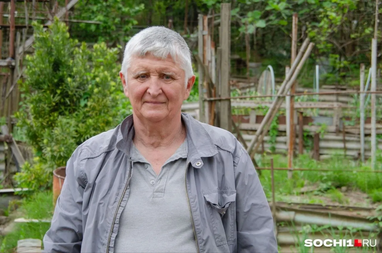 Соседка, купившая участок без подъезда, требует обустроить проезд через сад — пожилому владельцу грозит принудительное предоставление части земли под дорогу.