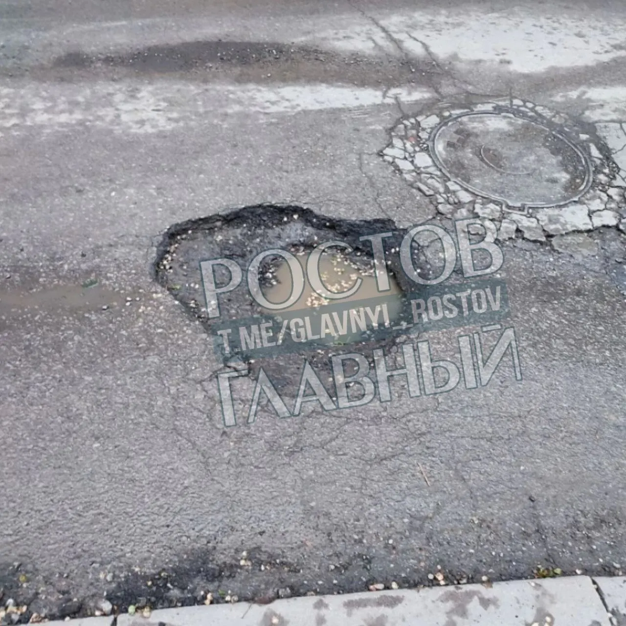 На улицах Сельмаша, в том числе на Металлургической и Алексея Береста, образовались глубокие ямы до 15–20 см. При дожде их не видно, из-за припаркованных машин объехать проблематично — горожане сообщают о повреждениях подвески и шин.