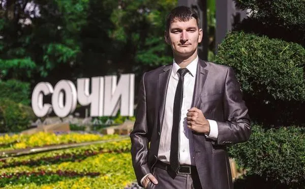 Сочинский суд возобновил рассмотрение дела бывшего блогера Валова, который девять лет назад был оштрафован на миллион рублей по иску депутата Госдумы. В заседание представлены вновь открывшиеся обстоятельства — материалы, указывающие на возможные нарушения антикоррупционного законодательства со стороны бывшего депутата.