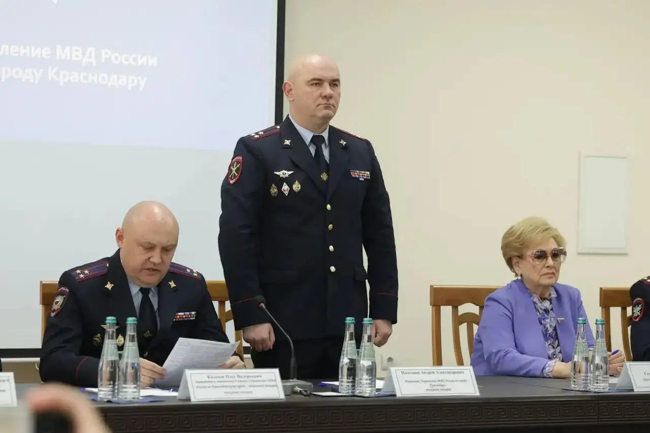 Ранее руководивший ОМВД по Анапе Андрей Платонов приступил к новым обязанностям в краевом центре; в приоритетах — оперативность, взаимодействие с властями и безопасность граждан.