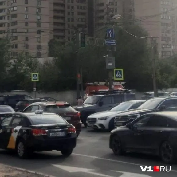 Пожарная машина с включённой сиреной и мигалкой не смогла проехать по улице Кубанская в сторону Второй Продольной из‑за плотного потока машин; очевидцы говорят, что освободить дорогу было невозможно.