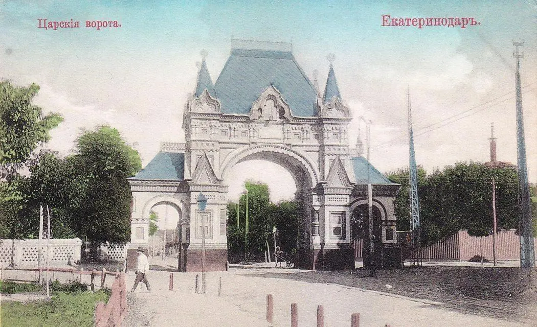В начале XX века Екатеринодар стремительно развивался: в 1900 году появилось трамвайное движение, а в первые 15 лет были построены учебные заведения и многочисленные архитектурные шедевры, многие из которых сохранились до наших дней.