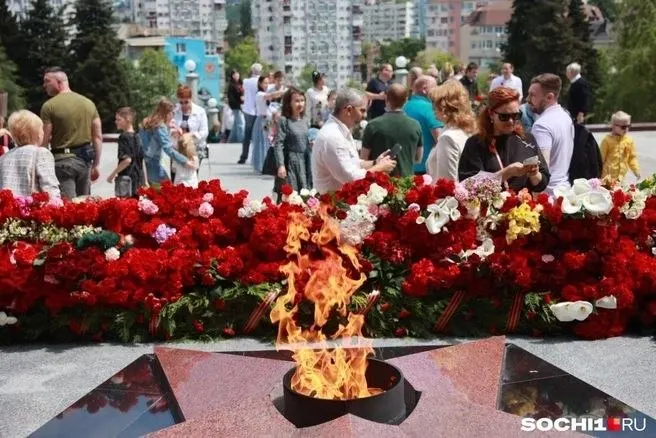 9 мая в Сочи пройдут возложения к 105 памятникам, а в Чёрном море спустят Венок Памяти. Краткая афиша главных событий.