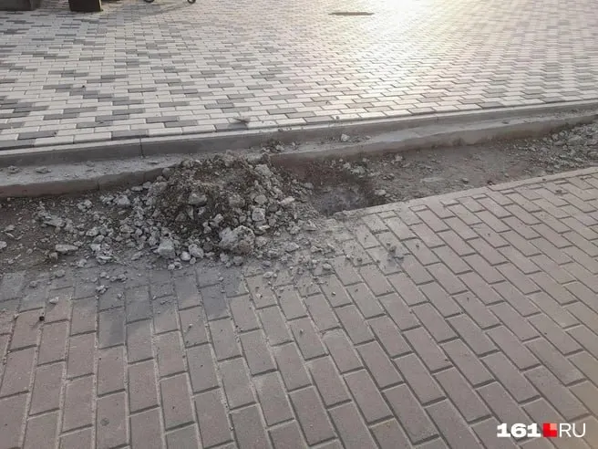 На площади у Дворца спорта в Ростове частями демонтируют тротуарную плитку. Причины работ не уточняются; реконструкция комплекса была завершена в сентябре 2025 года.