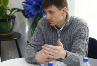 Тычинкин, уроженец Краснодара и выпускник КубГУ, возглавил региональную медиагруппу. Его предшественница, бывший вице‑губернатор Анна Минькова, признана судом виновной в особо крупном мошенничестве и легализации преступных доходов.