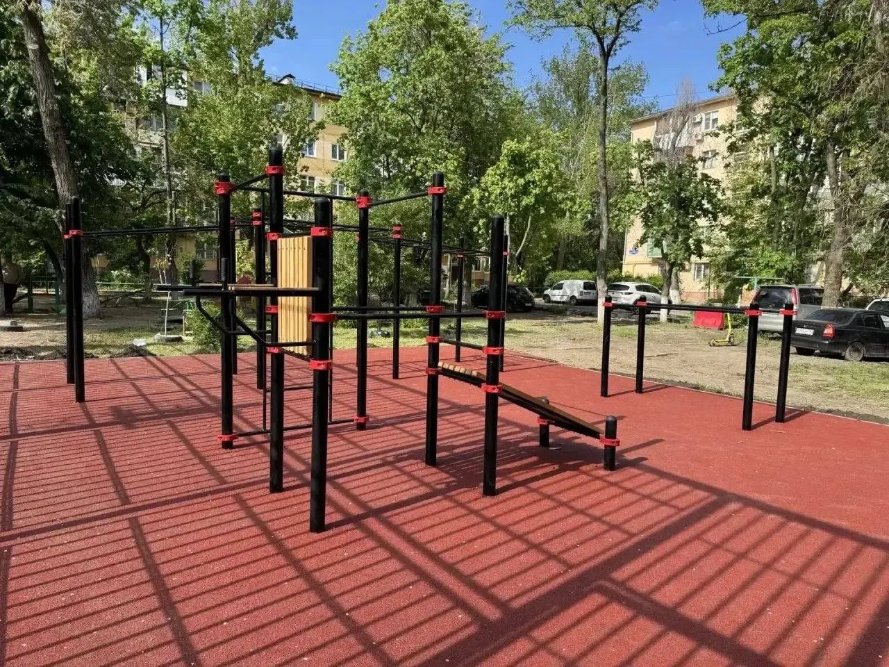 На Коммунистическом, 23/1 в Ростове‑на‑Дону появилась площадка для баскетбола, волейбола и уличной гимнастики. За занятиями будет закреплён инструктор.