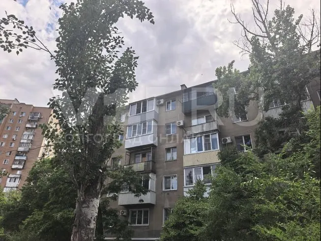 Ночью на бульваре Энгельса в Красноармейском районе с пятого этажа выпала женщина. Её доставили в больницу, но через несколько часов она умерла. По предварительным данным, перед инцидентом произошёл конфликт с сожителем; следственные органы проводят проверку.