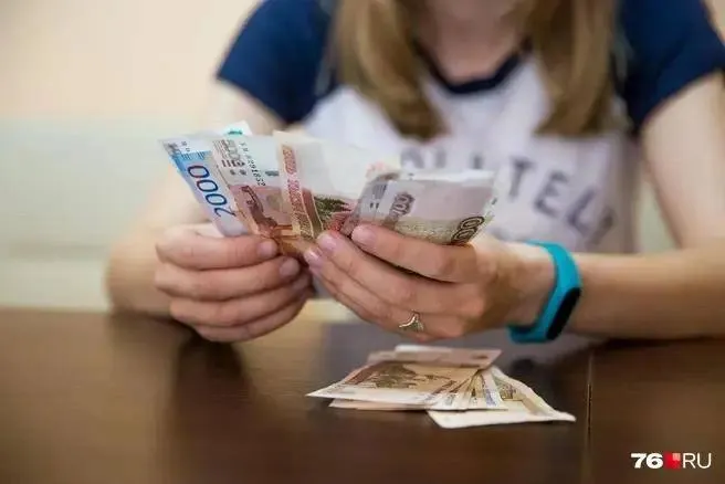 Сотрудница обратилась в полицию с заявлением о краже, но записи видеонаблюдения показали, что деньги оказались у неё.