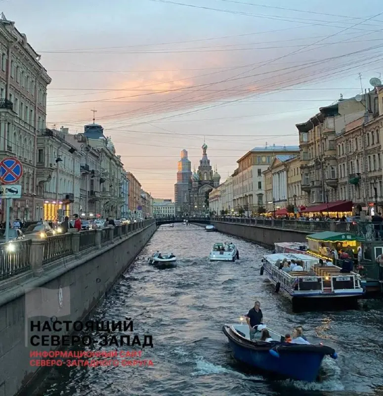 По данным ассоциации туроператоров, поездка на двоих на 4–5 ночей в Петербург этим летом обходится в 40–60 тыс. руб., тогда как аналогичный отдых в Москве — около 25–30 тыс. Наибольшей популярностью по-прежнему пользуется Краснодарский край: девять ночей без учёта перелёта стоят примерно 100–130 тыс. рублей. В целом цены внутреннего туризма выросли на 4–6%, и россияне всё чаще выбирают поездки на личном автомобиле вместо авиаперелётов.