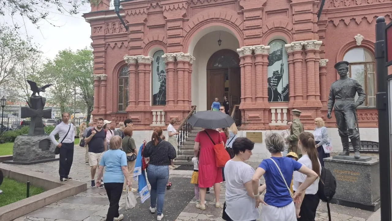 Посетителей в мемориально-исторический музей в Волгограде начали пропускать лишь с 18:00 — охранник объяснил это завершением подготовки. Один из главнейших экспонатов посвящён Константину Недорубову; его памятник стоит у входа.