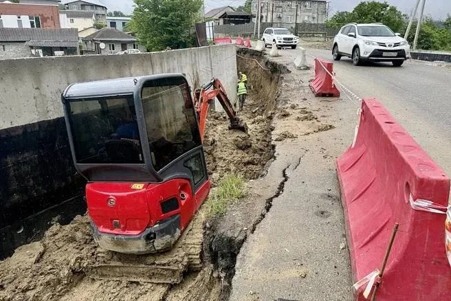 На участке возведут три подпорные стены, укрепят основание дороги и устроят систему водоотведения для повышения устойчивости склона и безопасности проезда.