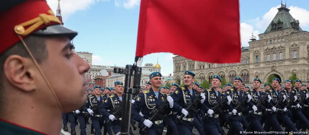 В ряде регионов России парады и салюты в День Победы сведены к минимуму или отменены. Власти называют причины вопросами безопасности и оперативной обстановки, эксперты отмечают и мобильность ресурсов из‑за войны.