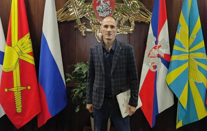 Суд заочно арестовал предпринимателя Романа Любименко по делу о мошенничестве при поставках БПЛА для нужд СВО. Предварительный ущерб оценивают в 90 млн рублей, проверяют связь с региональными властями и возможное использование номиналов.
