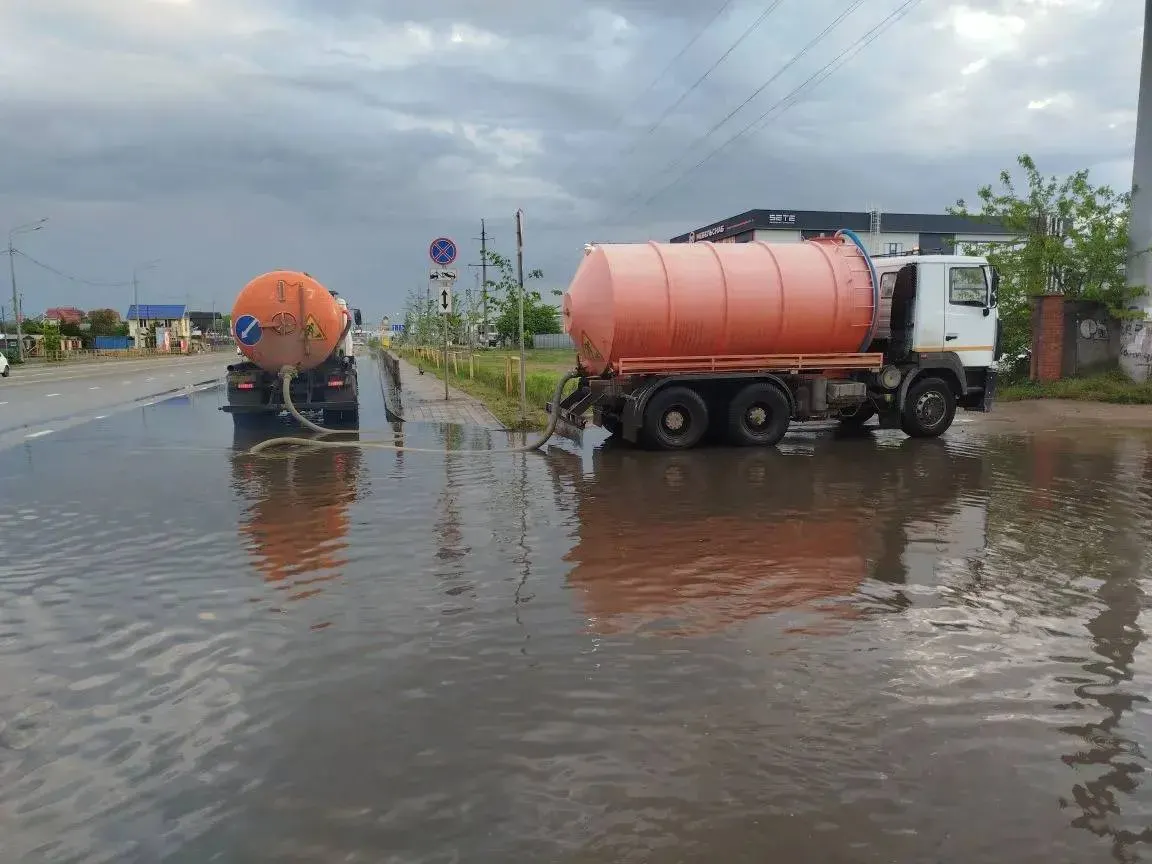 Специализированные бригады откачали воду с нескольких улиц, работы продолжаются на ряде участков города. Синоптики предупреждают о продолжении дождей.
