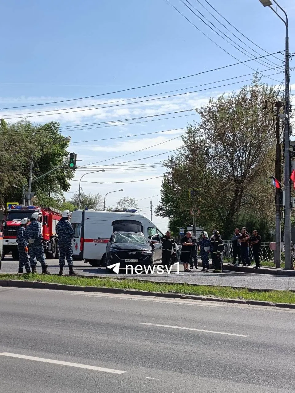 На перекрёстке Панфиловской и Университетского в Волгограде произошло серьёзное ДТП: HAVAL перевернулся, также пострадали KIA и «Лада». На месте работают МЧС и скорая, сведения о пострадавших уточняются.