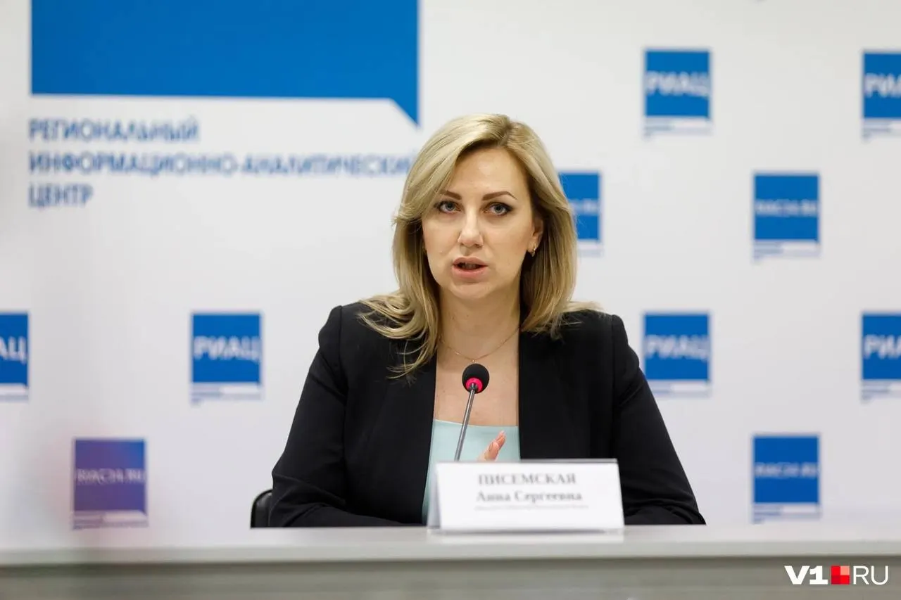 После сообщений об обысках и возможном возбуждении уголовного дела информация о местонахождении заместителя губернатора отсутствует: на рабочем месте её нет, телефон отключён, по данным источников она давно не посещает ключевые совещания.