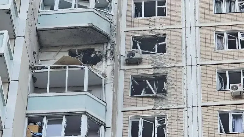 Ночная волна ударов беспилотников затронула столицу, Московскую область и ряд других регионов. По сообщениям властей — есть погибшие, раненые и сотни сбитых аппаратов.