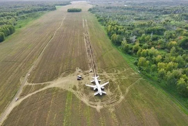 Выжившие после вынужденной посадки самолёта в поле под Сочи выступили в защиту пилота и просят следствие учесть показания очевидцев и прекратить уголовное преследование.