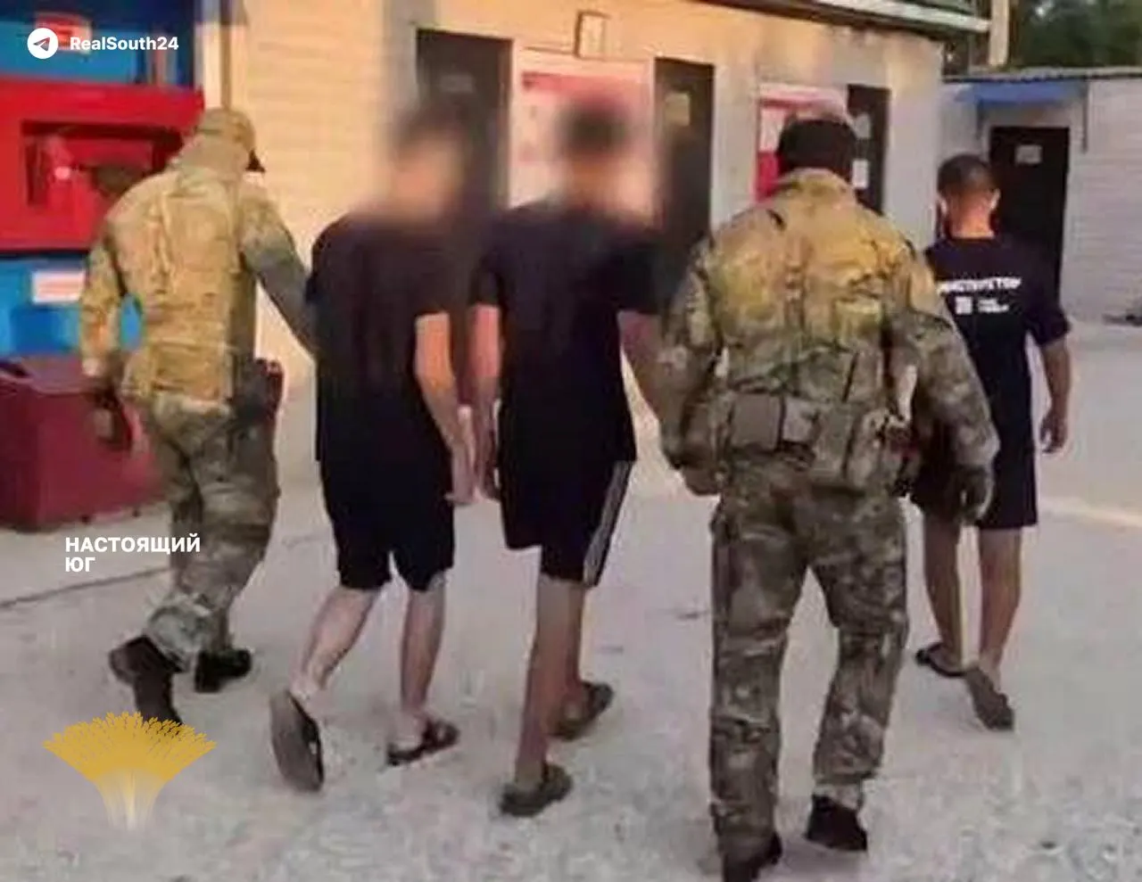 По версии следствия, в мае группа подростков по указанию «куратора» подожгла релейные шкафы и трансформаторную подстанцию; им предъявлены обвинения в теракте, вовлечении несовершеннолетних и легализации доходов.
