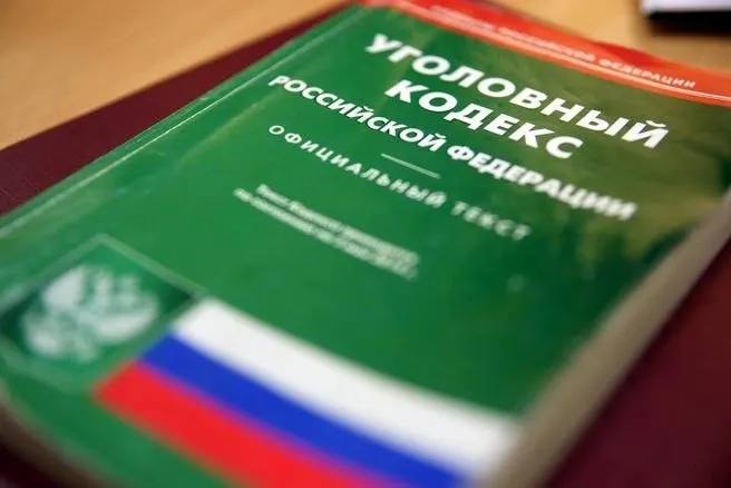 Работодатель не уведомил органы о приёме на работу сотрудника, ранее служившего в полиции; юридическое лицо должно выплатить штраф в размере 100 000 рублей.