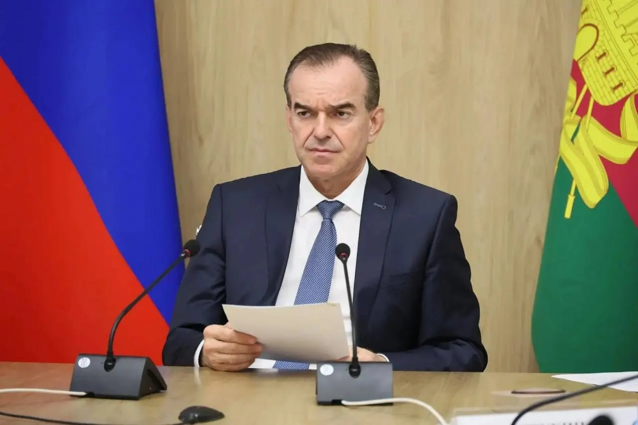 Губернатор Краснодарского края доложил вице‑премьеру о ходе восстановительных работ на побережье: новых выбросов мазута не обнаружено, завезено свыше 150 тысяч кубометров песка, пробы соответствуют санитарным требованиям.