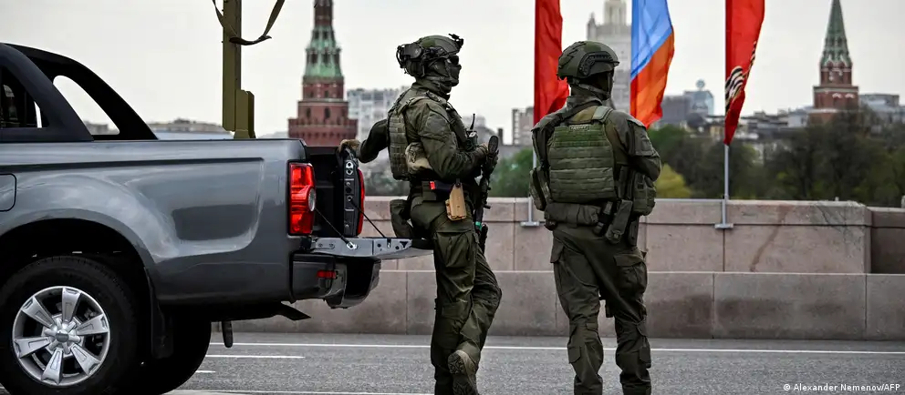 Власти отменили приглашения иностранным корреспондентам на парад на Красной площади; торжество пройдёт в сокращённом формате из‑за угроз безопасности и недавних атак беспилотников.