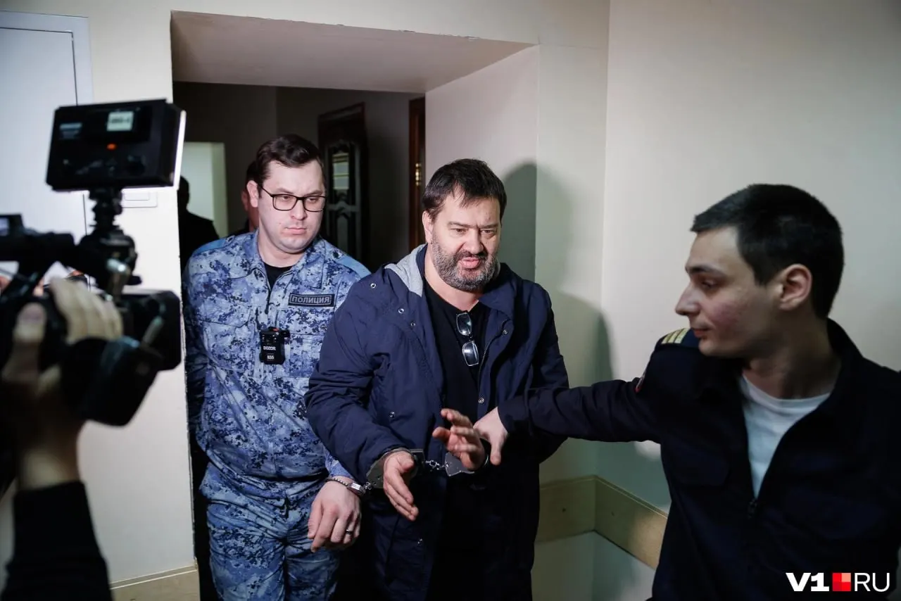 Суд отменил домашний арест обвиняемому Алексею Серовому и ввёл запрет определённых действий: общаться с участниками дела, отправлять и получать корреспонденцию, пользоваться связью и интернетом; он обязан являться по вызову следователя.