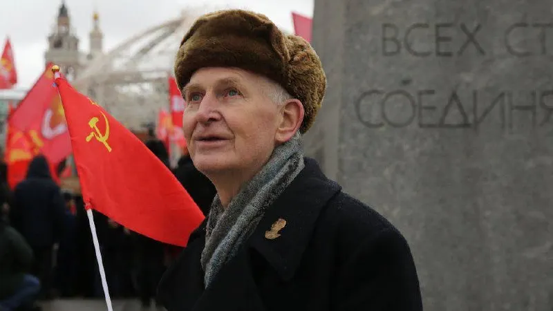 Военный суд признал 71‑летнюю жительницу Тюмени виновной в участии в движении «граждане СССР» и вербовке военнослужащих; ей назначили девять лет колонии общего режима. Подобные дела рассматриваются по всей стране и часто затрагивают пожилых людей.
