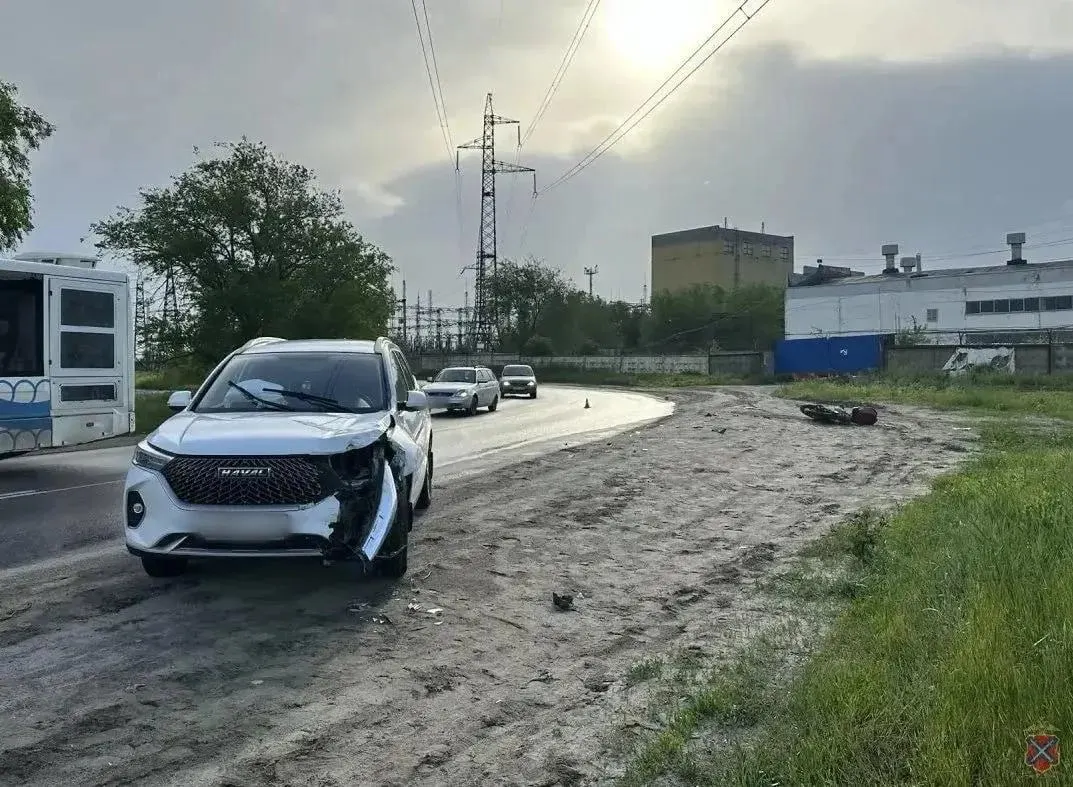 24‑летний водитель выехал на встречную полосу у Волгоградского алюминиевого завода и столкнулся с мотоциклом; 40‑летний байкер госпитализирован в тяжёлом состоянии в реанимацию.