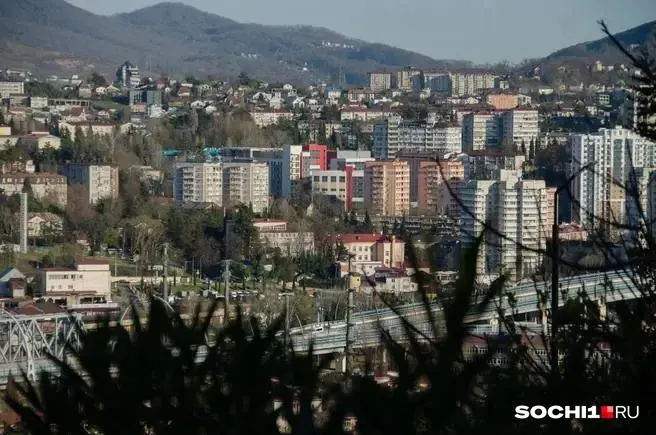 Власти планируют организовать перехватывающие парковки во всех районах курорта. Первая стоянка появится в июне на месте снесённого кинотеатра.