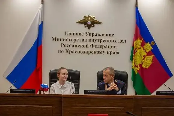 Дарина Белик запечатлела на телефон кражу велосипеда, что помогло полиции задержать подозреваемого в тот же день. За смелость её отметили в краевом управлении МВД и организовали экскурсию в экспертно‑криминалистический центр.