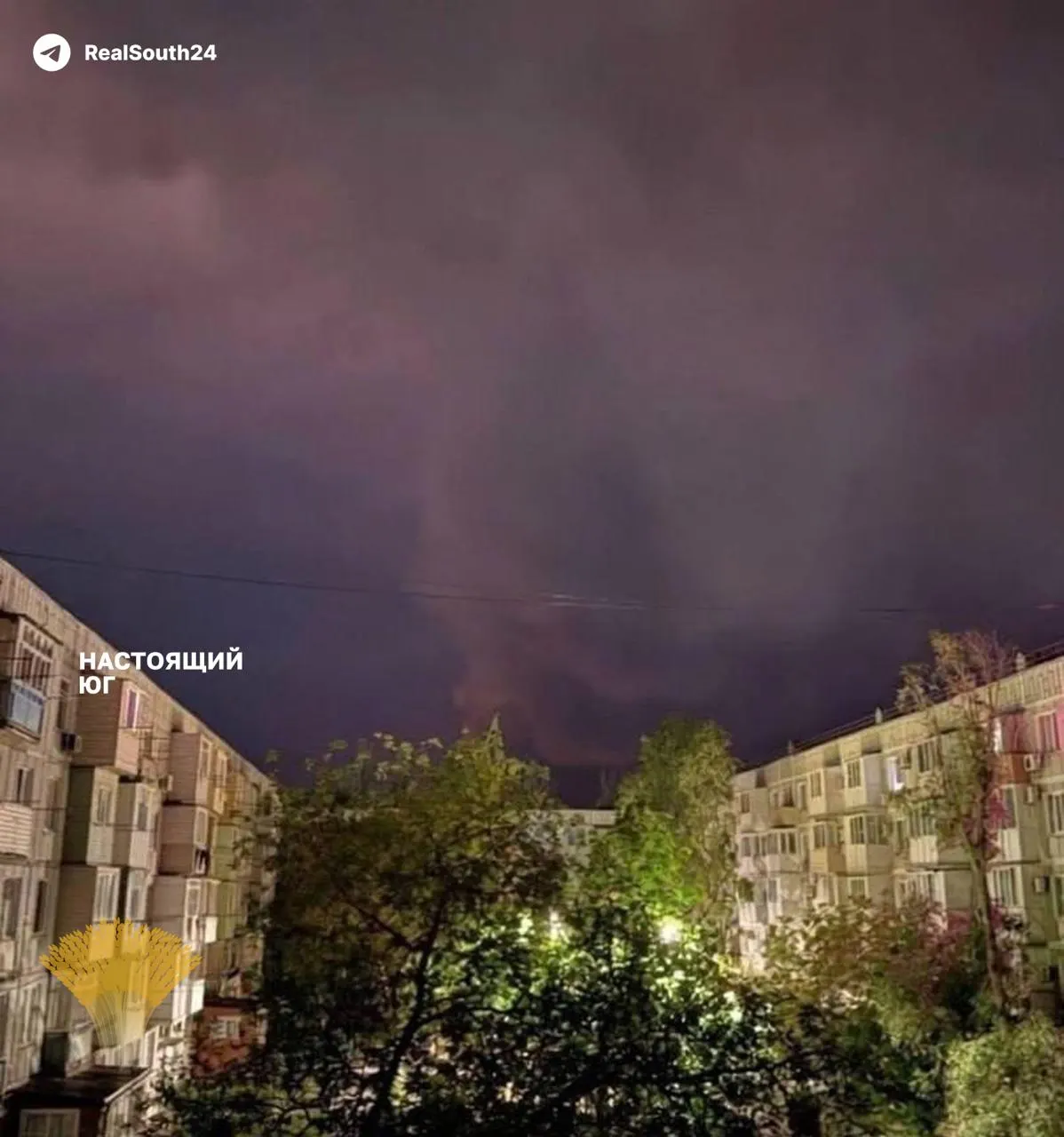В Ейске (Краснодарский край) после ночного удара беспилотников жители сообщили о взрывах и возгорании рядом с военным аэродромом. По данным анализа открытых источников, на опубликованных кадрах виден дым в направлении базы, расстояние до границы аэродрома — около километра.