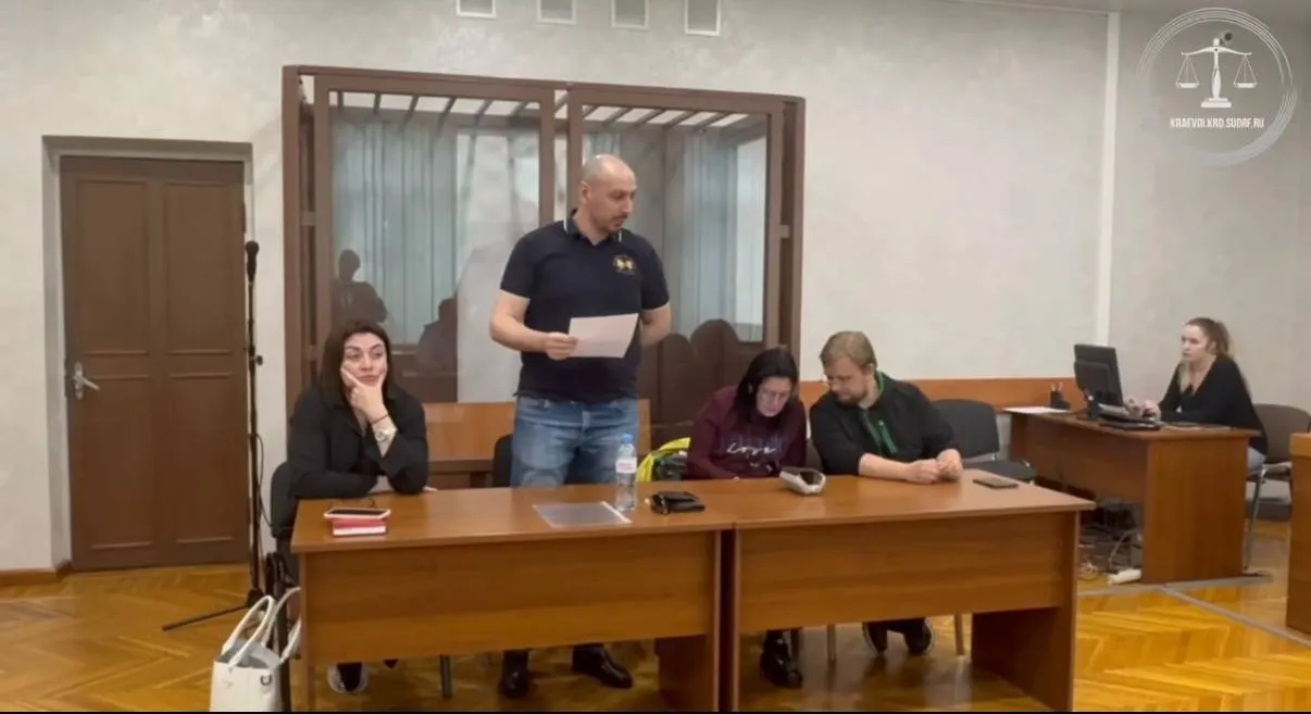 Суд в Сочи признал виновными группу лиц, выдававших себя за юристов; их задержали в зале суда и отправили в исправительную колонию. Пострадали 36 человек.
