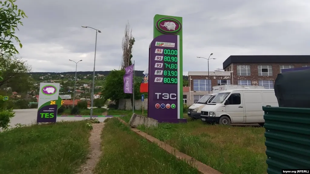 На автозаправках сетей АТАН и ТЭС в Севастополе отсутствуют АИ‑92 и АИ‑95. Власти связывают дефицит с логистическими сложностями и ограничениями на движение грузовиков; восстановление поставок планируют с участием Минэнерго и Минтранса.
