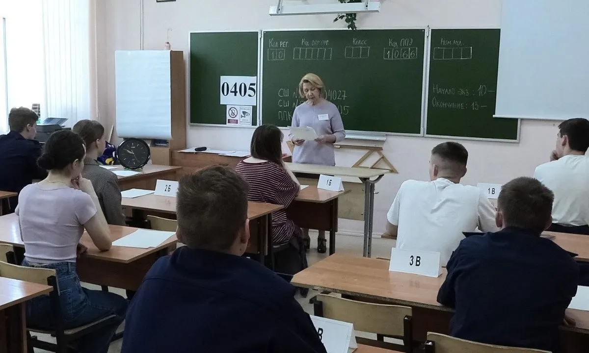 Рособрнадзор выпустил рекомендации: организаторы и охрана не вправе прикасаться к участникам ЕГЭ и их вещам; при срабатывании металлоискателя можно лишь вежливо попросить добровольно выложить предмет или передать его на хранение.