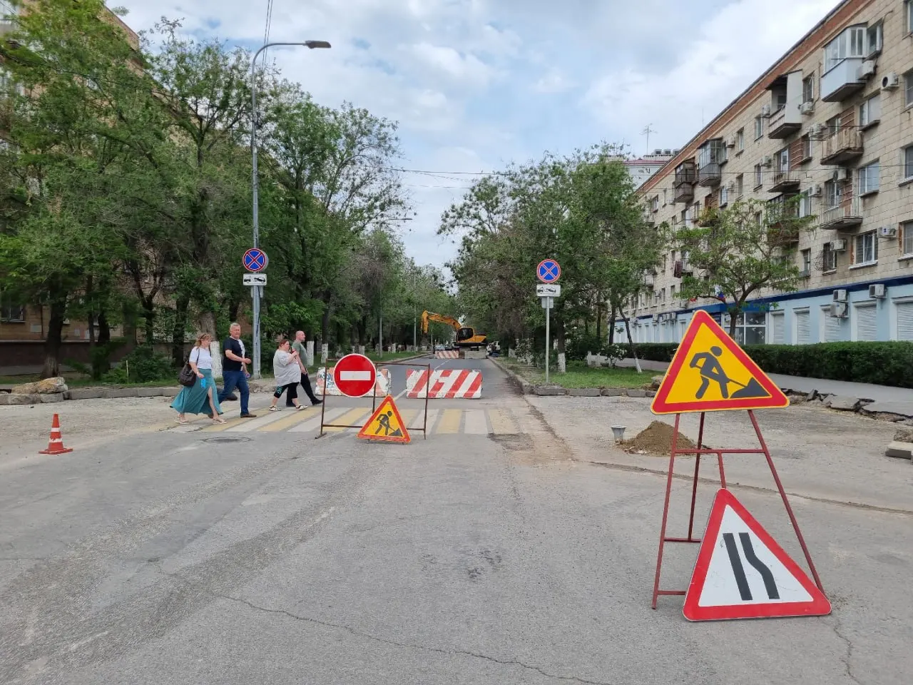 На участке от Пражской до Наумова появились дорожные знаки и техника — коммунальщики объясняют работы восстановлением сетей теплоснабжения и последующей опрессовкой.
