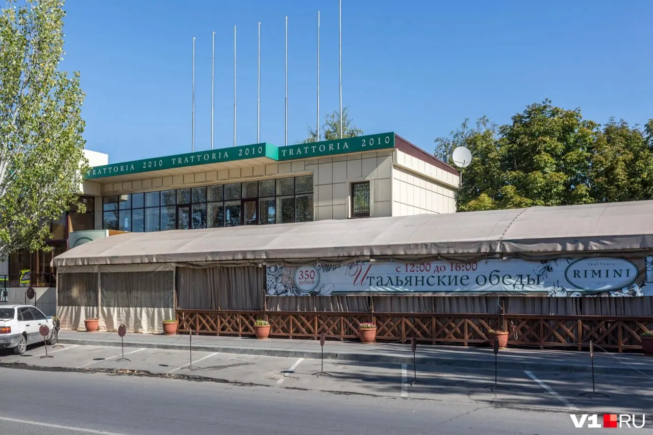 Точка сети работала с 2010 года. В конце мая 2026 года ресторан на Калинина закрылся — в администрации заведения назвали причиной переезд в ТРЦ «Мармелад».