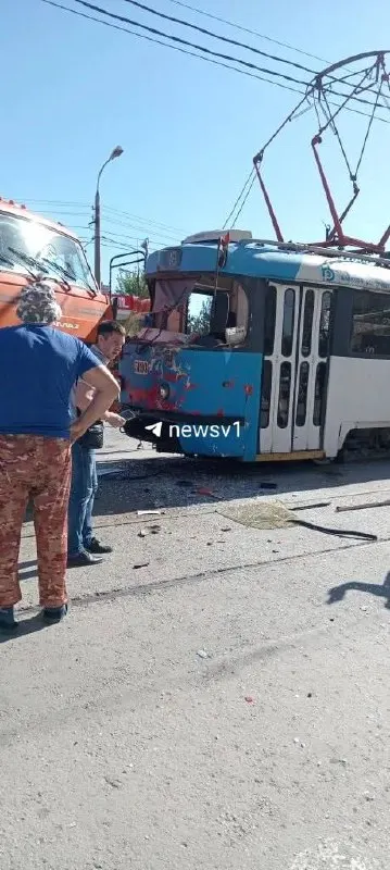 В Волгограде произошло ДТП: по данным полиции, водитель КамАЗа не уступил дорогу трамваю. В результате аварии пострадали водитель и один из пассажиров трамвая.