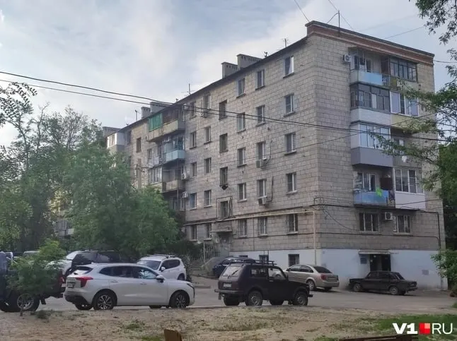 Соседи сообщили о пропаже пожилого мужчины. Скорая и полиция приезжали, однако дверь не вскрывали — ждут признаков запаха. Участковый скоро отправится на место.