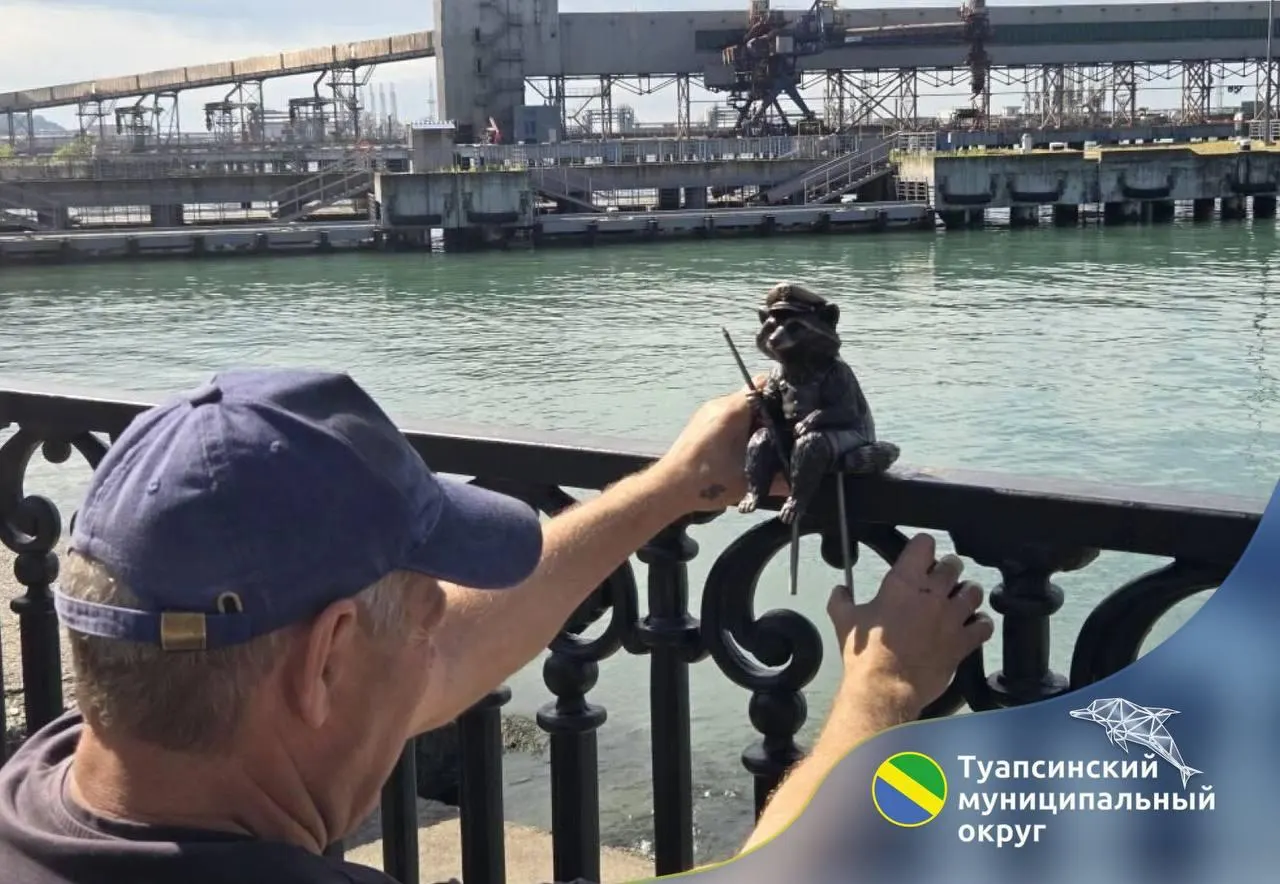На туапсинской набережной установят восемь скульптур енотов с QR-кодами: их предложат искать в формате небольшого городского квеста, а по кодам можно будет узнать историю создания и факты о городе.