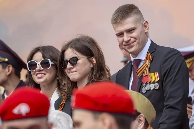 Во время парада 9 мая в Волгограде у сына губернатора Андрея Бочарова обнаружили несколько боевых наград, включая медаль участника «СВО». Официальных разъяснений о месте службы и основаниях награждений нет.