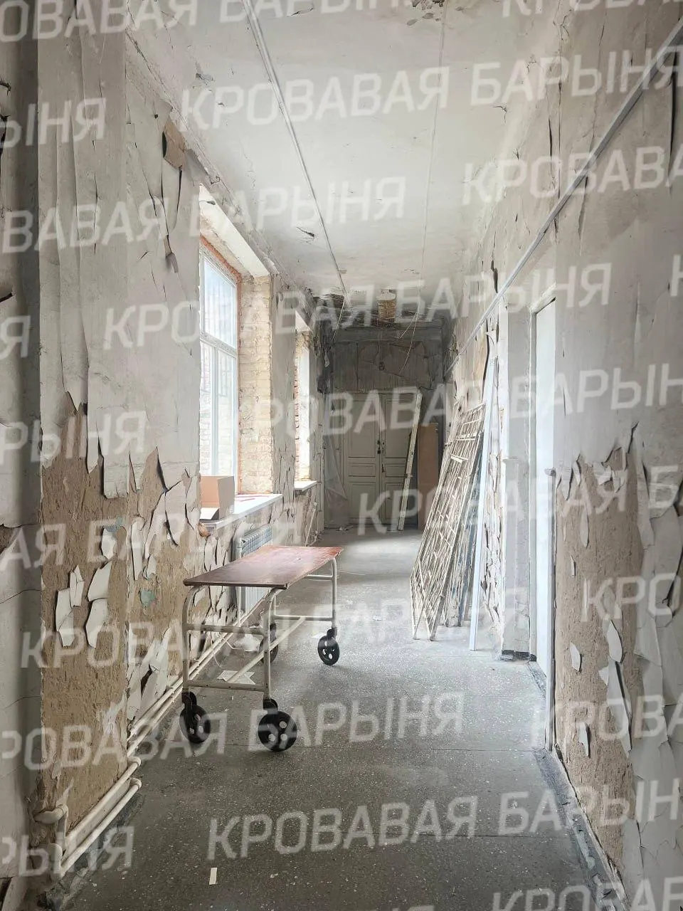 Онкобольные в Новочеркасске сообщают о трещинах в стенах, осыпающейся штукатурке, затяжных очередях и дефиците персонала; требуют закрыть диспансер на капитальный ремонт.