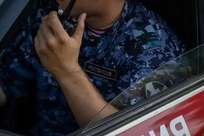 В сочинском отеле нетрезвый гость попытался войти не в тот номер, после чего начал шуметь. Персонал нажал тревожную кнопку, на место прибыли сотрудники Росгвардии и успокоили мужчину.