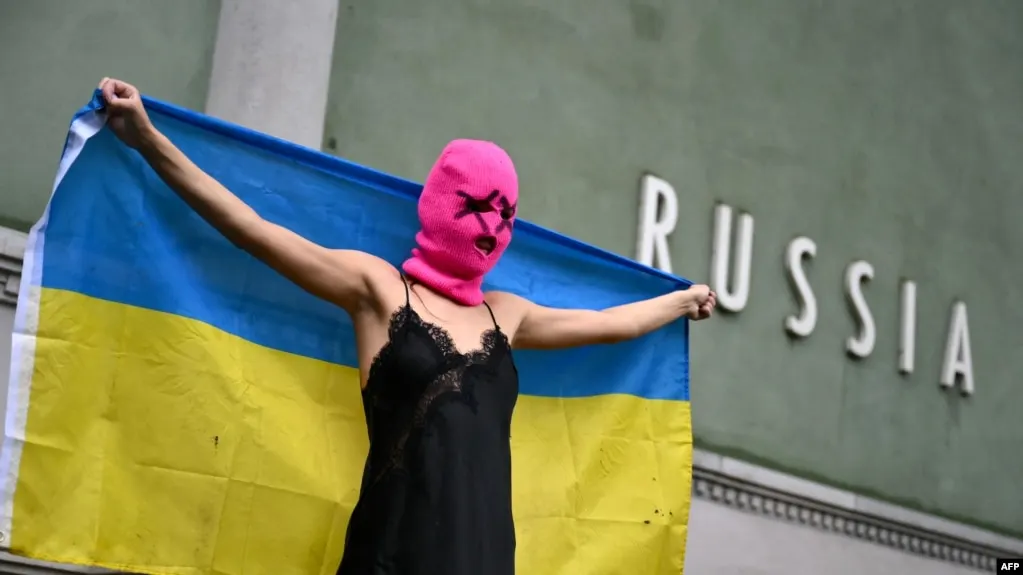 Росфинмониторинг обновил перечень: в него включили Pussy Riot. Группу ранее признали экстремистской, а несколько участниц приговорены к длительным срокам по обвинениям, связанным с антивоенной активностью.