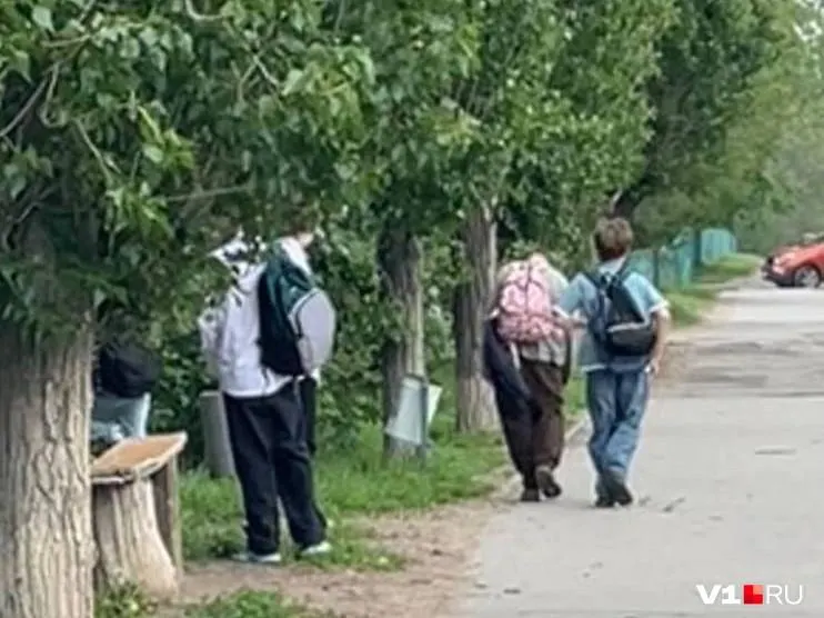 У школы №5 в Краснооктябрьском районе группа подростков играла с оружием: один из них произвёл выстрел в сверстника на глазах прохожих. О происшествии сообщили в полицию, проводится проверка.