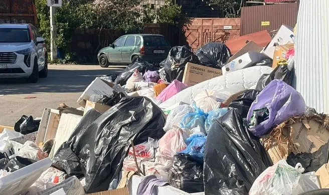 На глазах у очевидцев водитель выгрузил строительный мусор у контейнеров — позже автомобиль был задержан и эвакуирован.